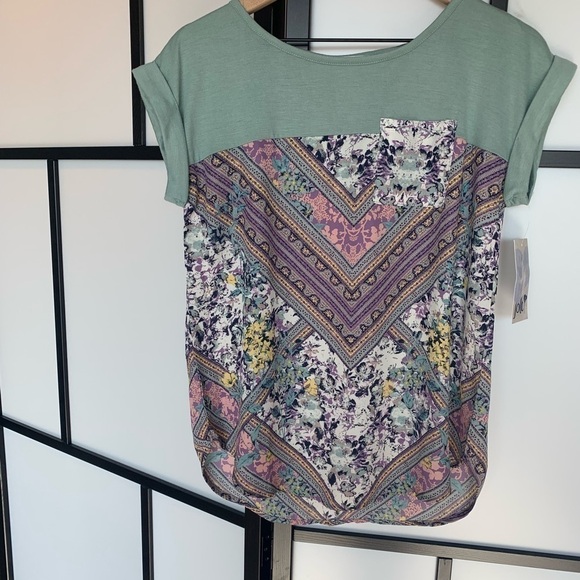 NWT. Jolt front pocket light summer top. Medium - Picture 4 of 9